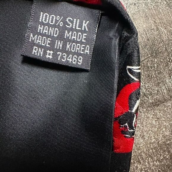 Looney Tunes Men’s Vintage Tie Black Red Pepe Le Pew Penelope Skunk Valentine’s - Picture 4 of 4